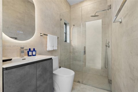 House in Coral Gables, Florida 6 bedrooms, 384.15 sq.m. № 2040542 - photo 26