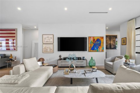 House in Coral Gables, Florida 6 bedrooms, 384.15 sq.m. № 2040542 - photo 7