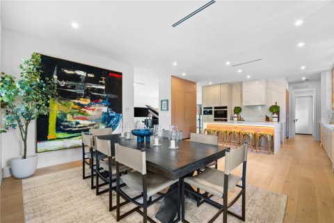 House in Coral Gables, Florida 6 bedrooms, 384.15 sq.m. № 2040542 - photo 18