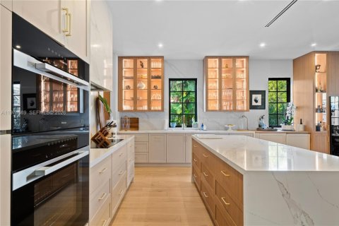 House in Coral Gables, Florida 6 bedrooms, 384.15 sq.m. № 2040542 - photo 15