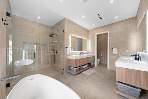 House in Coral Gables, Florida 6 bedrooms, 384.15 sq.m. № 2040542 - photo 24