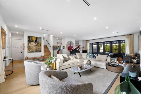 House in Coral Gables, Florida 6 bedrooms, 384.15 sq.m. № 2040542 - photo 8