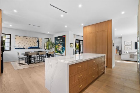 House in Coral Gables, Florida 6 bedrooms, 384.15 sq.m. № 2040542 - photo 14