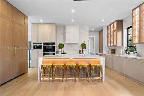 House in Coral Gables, Florida 6 bedrooms, 384.15 sq.m. № 2040542 - photo 11