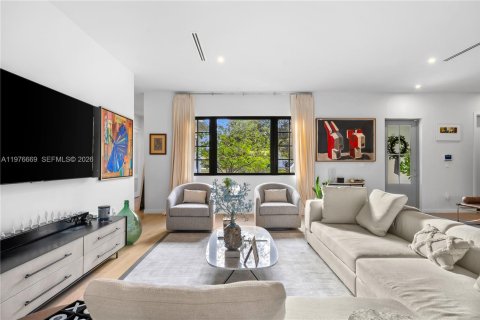 House in Coral Gables, Florida 6 bedrooms, 384.15 sq.m. № 2040542 - photo 5