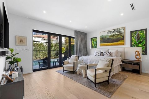 House in Coral Gables, Florida 6 bedrooms, 384.15 sq.m. № 2040542 - photo 19