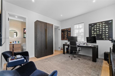 House in Coral Gables, Florida 6 bedrooms, 384.15 sq.m. № 2040542 - photo 25