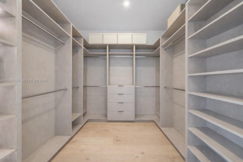 House in Coral Gables, Florida 6 bedrooms, 384.15 sq.m. № 2040542 - photo 21