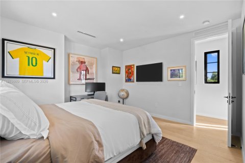 House in Coral Gables, Florida 6 bedrooms, 384.15 sq.m. № 2040542 - photo 30