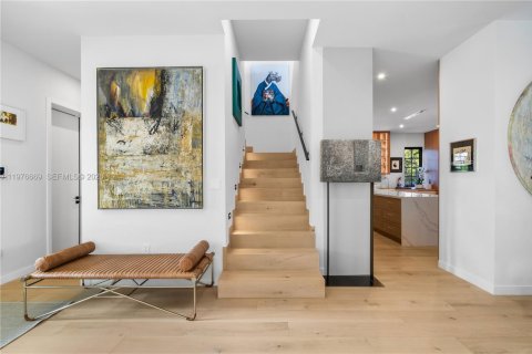 House in Coral Gables, Florida 6 bedrooms, 384.15 sq.m. № 2040542 - photo 9