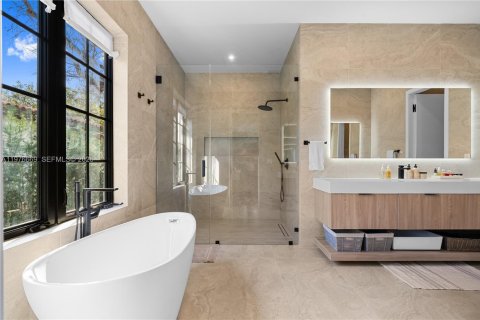 House in Coral Gables, Florida 6 bedrooms, 384.15 sq.m. № 2040542 - photo 23