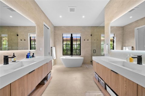 House in Coral Gables, Florida 6 bedrooms, 384.15 sq.m. № 2040542 - photo 22