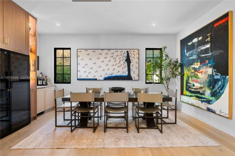 House in Coral Gables, Florida 6 bedrooms, 384.15 sq.m. № 2040542 - photo 17