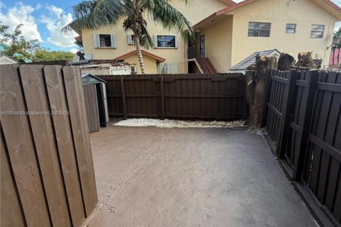 Снять в аренду квартиру в Хайалиа, Флорида 2 спальни, 64.66м2, № 1948362 - фото 2