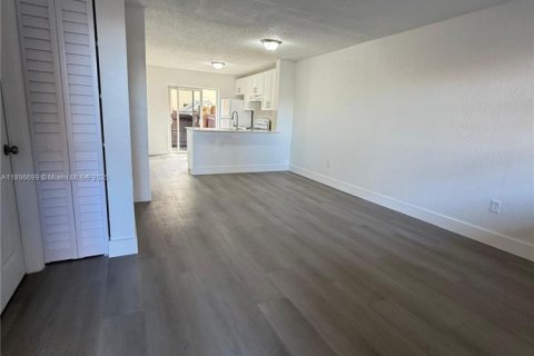 Снять в аренду квартиру в Хайалиа, Флорида 2 спальни, 64.66м2, № 1948362 - фото 5