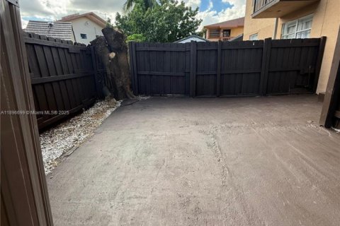 Снять в аренду квартиру в Хайалиа, Флорида 2 спальни, 64.66м2, № 1948362 - фото 3