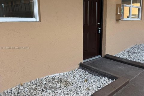 Снять в аренду квартиру в Хайалиа, Флорида 2 спальни, 64.66м2, № 1948362 - фото 1