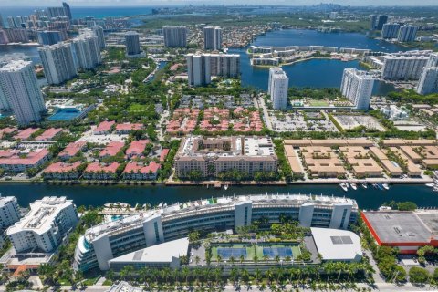 Condominio en alquiler en Aventura, Florida, 2 dormitorios, 144.18 m2 № 1889160 - foto 2