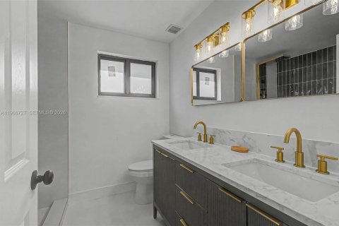 Villa ou maison à vendre à Miami, Floride: 3 chambres, 183.48 m2 № 2028371 - photo 13