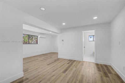 Villa ou maison à vendre à Miami, Floride: 3 chambres, 183.48 m2 № 2028371 - photo 10