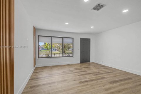 Villa ou maison à vendre à Miami, Floride: 3 chambres, 183.48 m2 № 2028371 - photo 5