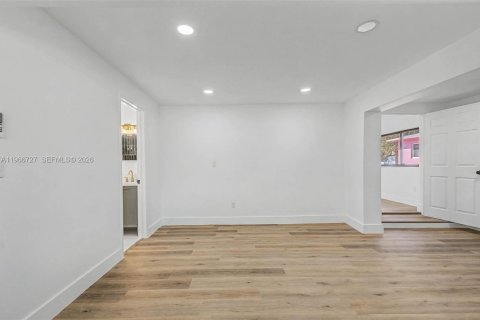 Villa ou maison à vendre à Miami, Floride: 3 chambres, 183.48 m2 № 2028371 - photo 18