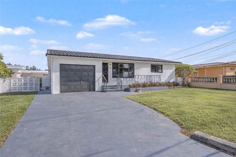 Villa ou maison à vendre à Miami, Floride: 3 chambres, 183.48 m2 № 2028371 - photo 2