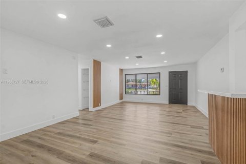 Villa ou maison à vendre à Miami, Floride: 3 chambres, 183.48 m2 № 2028371 - photo 4