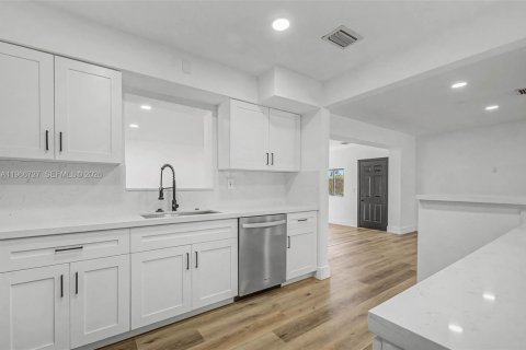 Villa ou maison à vendre à Miami, Floride: 3 chambres, 183.48 m2 № 2028371 - photo 3