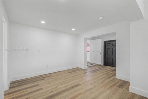 Villa ou maison à vendre à Miami, Floride: 3 chambres, 183.48 m2 № 2028371 - photo 11