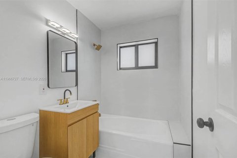 Villa ou maison à vendre à Miami, Floride: 3 chambres, 183.48 m2 № 2028371 - photo 17
