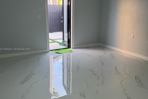 Снять в аренду коммерческую недвижимость в Хомстед, Флорида 1 спальня, 236.34м2, № 2079899 - фото 3