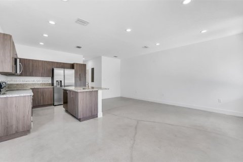 Casa en alquiler en Fort Lauderdale, Florida, 3 dormitorios, 222.69 m2 № 2080208 - foto 4