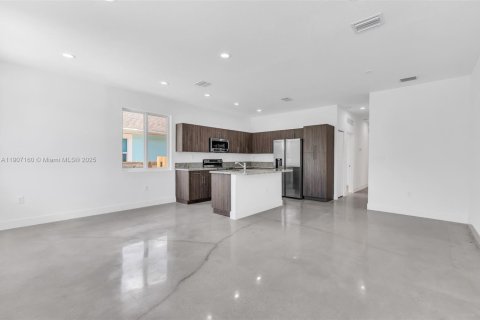 Casa en alquiler en Fort Lauderdale, Florida, 3 dormitorios, 222.69 m2 № 2080208 - foto 2