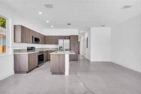 Casa en alquiler en Fort Lauderdale, Florida, 3 dormitorios, 222.69 m2 № 2080208 - foto 3