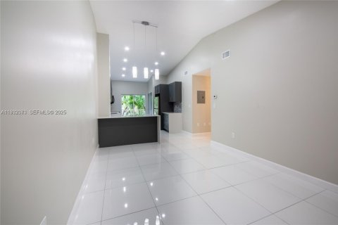 Condominio en alquiler en Hialeah, Florida, 3 dormitorios, 92.16 m2 № 1991866 - foto 2