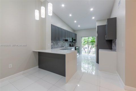 Condominio en alquiler en Hialeah, Florida, 3 dormitorios, 92.16 m2 № 1991866 - foto 4