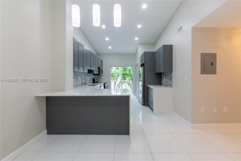 Condominio en alquiler en Hialeah, Florida, 3 dormitorios, 92.16 m2 № 1991866 - foto 5