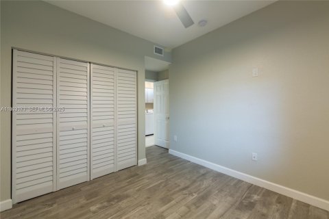 Condominio en alquiler en Hialeah, Florida, 3 dormitorios, 92.16 m2 № 1991866 - foto 13