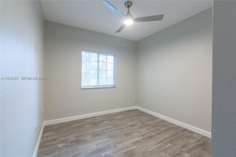 Condominio en alquiler en Hialeah, Florida, 3 dormitorios, 92.16 m2 № 1991866 - foto 12