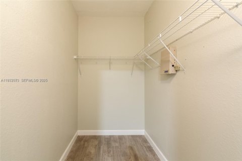 Condominio en alquiler en Hialeah, Florida, 3 dormitorios, 92.16 m2 № 1991866 - foto 17