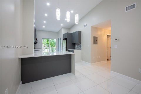 Condominio en alquiler en Hialeah, Florida, 3 dormitorios, 92.16 m2 № 1991866 - foto 6