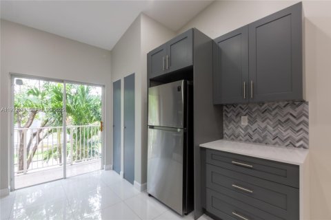 Condominio en alquiler en Hialeah, Florida, 3 dormitorios, 92.16 m2 № 1991866 - foto 8