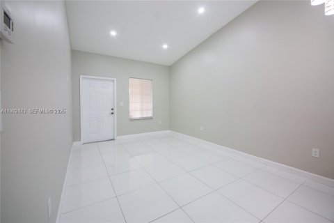 Condominio en alquiler en Hialeah, Florida, 3 dormitorios, 92.16 m2 № 1991866 - foto 3