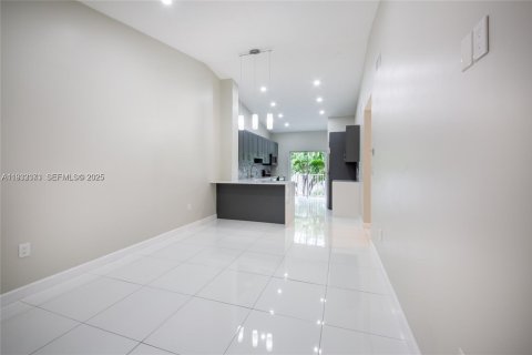 Condominio en alquiler en Hialeah, Florida, 3 dormitorios, 92.16 m2 № 1991866 - foto 1