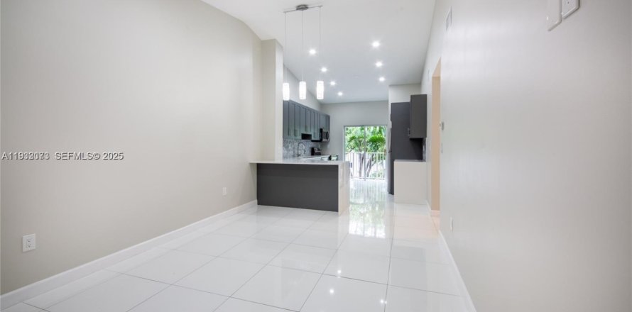 Condominio en Hialeah, Florida, 3 dormitorios  № 1991866