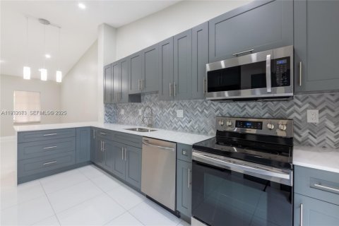 Condominio en alquiler en Hialeah, Florida, 3 dormitorios, 92.16 m2 № 1991866 - foto 9