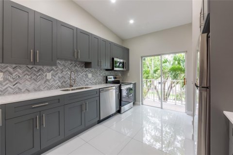 Condominio en alquiler en Hialeah, Florida, 3 dormitorios, 92.16 m2 № 1991866 - foto 7