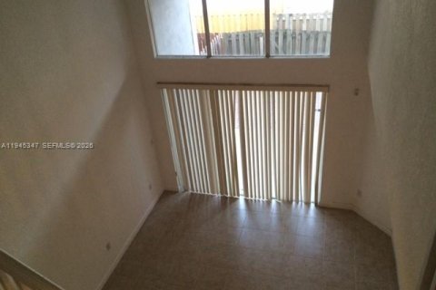 Townhouse in Doral, Florida 3 bedrooms, 193.24 sq.m. № 2001796 - photo 13