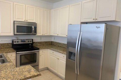 Townhouse in Doral, Florida 3 bedrooms, 193.24 sq.m. № 2001796 - photo 15